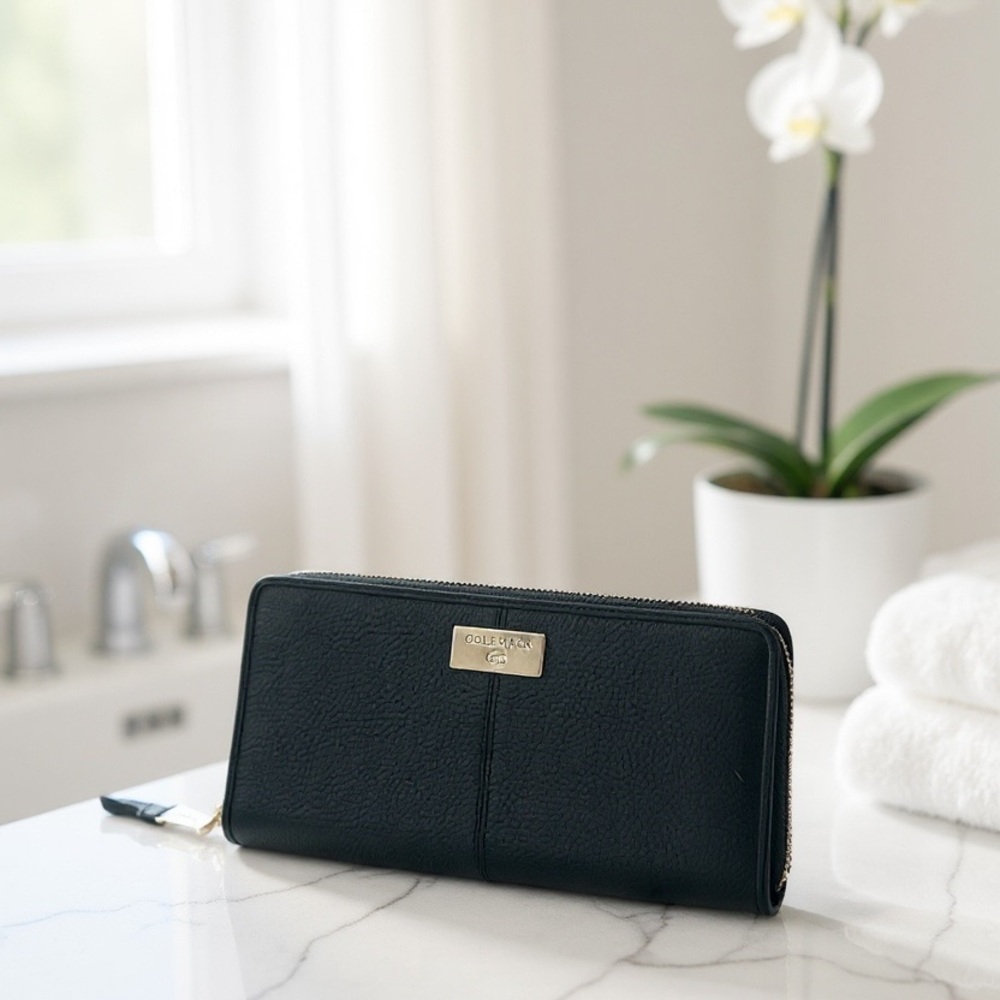 Cole Haan black Leather Wallet - Picture 1 of 7